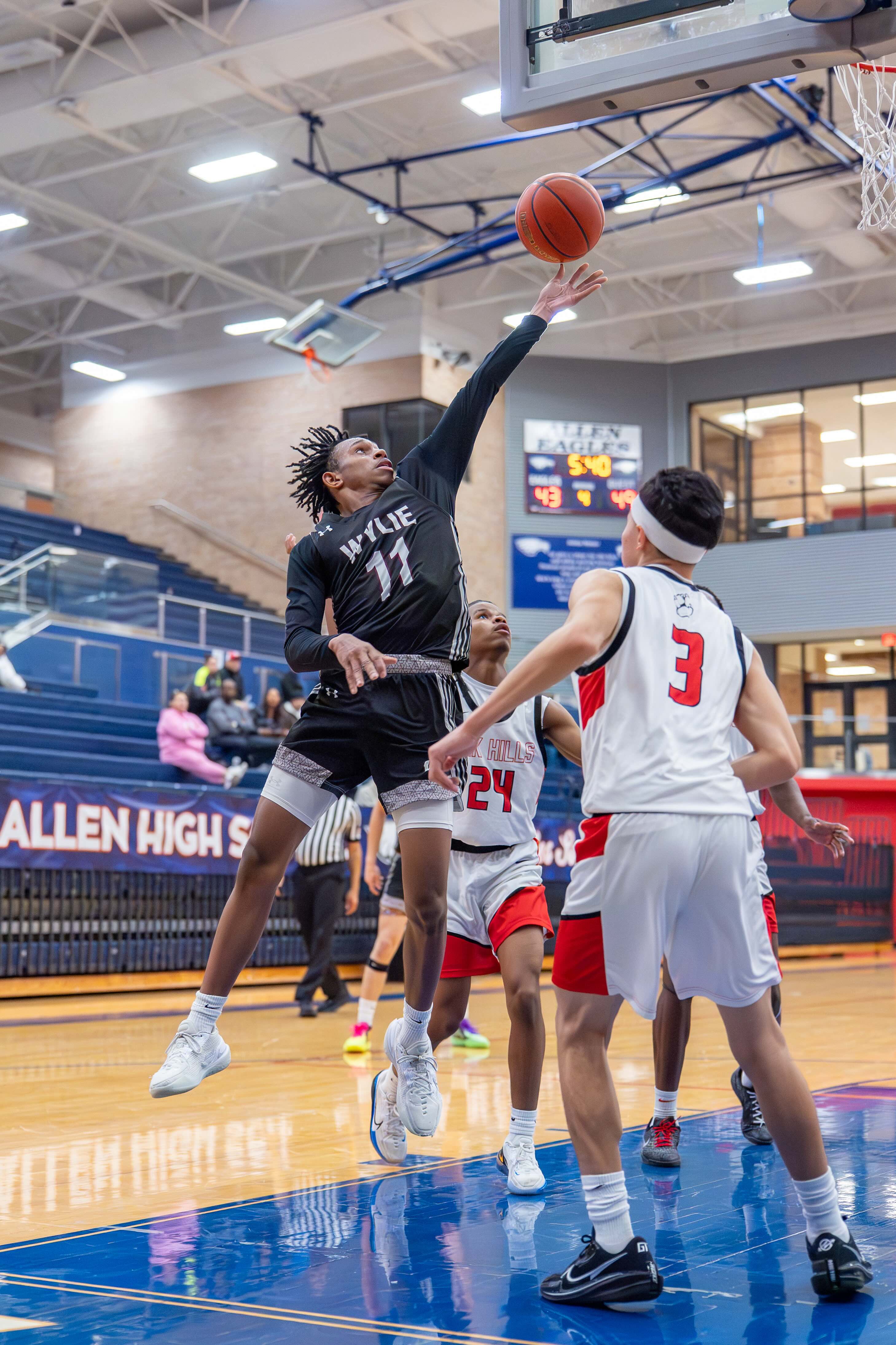 Hoops teams conclude 2025 with wins